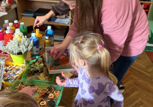 dzieci i rodzice podczas tworzenia obrazów