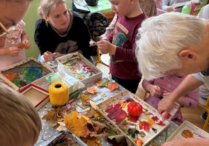 dzieci i rodzice podczas tworzenia obrazów