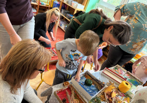 dzieci i rodzice podczas tworzenia obrazów