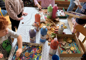 dzieci i rodzice podczas tworzenia obrazów