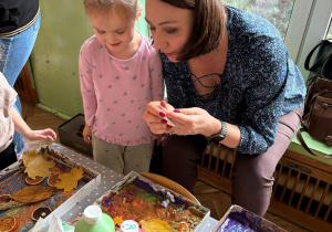 dzieci i rodzice podczas tworzenia obrazów