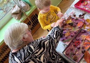 dzieci i rodzice podczas tworzenia obrazów