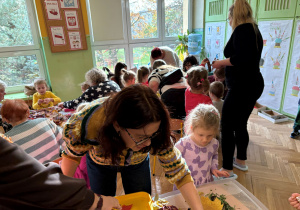 dzieci i rodzice podczas tworzenia obrazów