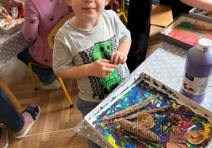 dzieci i rodzice podczas tworzenia obrazów