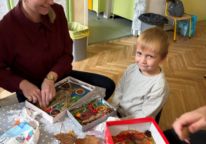 dzieci i rodzice podczas tworzenia obrazów