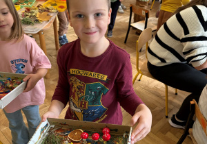 dzieci i rodzice podczas tworzenia obrazów