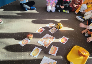 Zajęcia w kole na dywanie 2