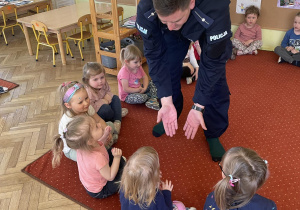Dzieci rozmawiają z Policjantem