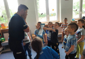 Dzieci wręczają podziękowanie Policjantowi