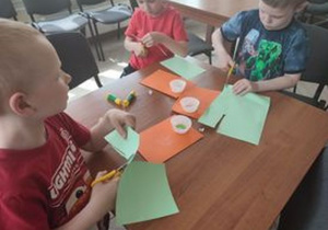 Przedszkolaki wycinają elementy z papieru kolorowego