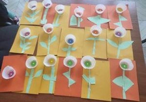 Prace plastyczne wykonane przez dzieci- kwiatki