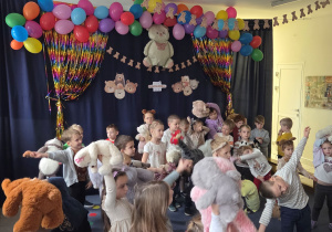 11 wspólne zabawy na sali