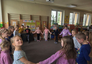 7 wspólne zabawy kołowe przy muzyce