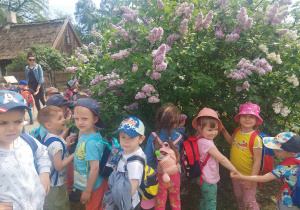 Dzieci pozują na tle kwiatka