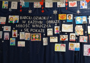 dekoracja stworzona z prac dzieci