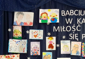 dekoracja stworzona z prac dzieci