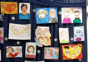 dekoracja stworzona z prac dzieci