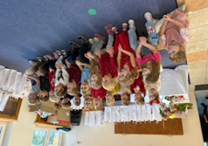 dzieci podczas spotkania z Mikołajem