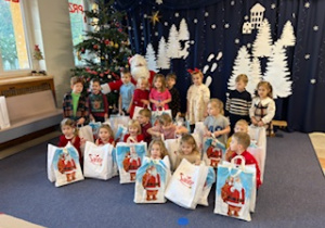 grupowe zdjęcie z Mikołajem