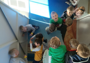 Dzieci w gabinecie luster