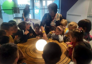 Dzieci oglądają model układu słonecznego