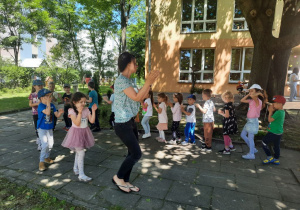 Dzieci tańczą klaszcząc