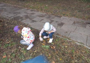 Dzieci sprzątają pobliski park.
