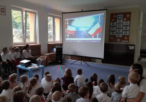 Dzieci oglądają film na ekranie