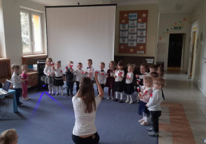 Przedszkolaki śpiewają piosenkę
