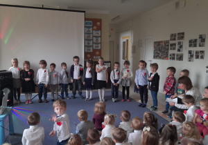 Przedszkolaki śpiewają piosenkę