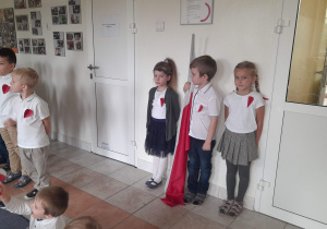 Dzieci stoją z flagą Polski