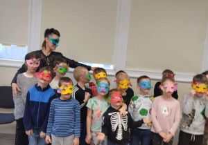 Dzieci stoją w maskach karnawałowych