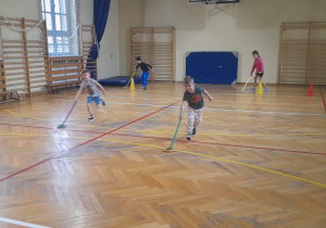 Przedszkolaki biorą udział w zawodach sportowych