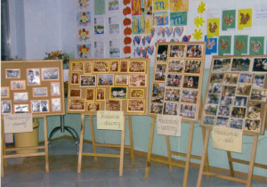 Wystawa zdjęć przedszkolnych w holu