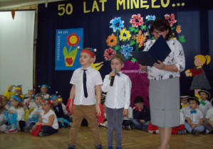 Nauczycielka z dziećmi podczas występów