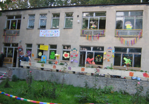 Stary budynek przedszkolny z dekoracjami w oknach i na zewnątrz